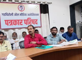 तलावात सुरू असेलल्या शाळा बांधकामाला गावकऱ्याचा विरोध