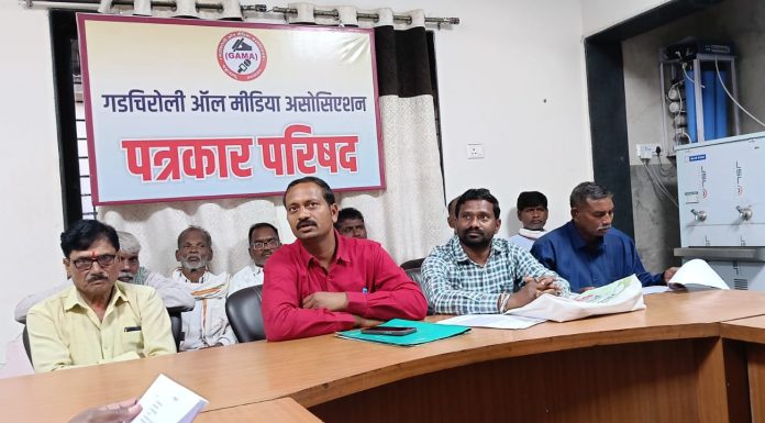 तलावात सुरू असेलल्या शाळा बांधकामाला गावकऱ्याचा विरोध