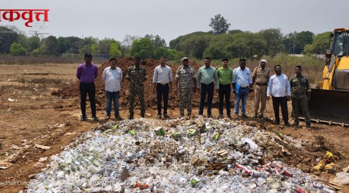 गडचिरोली पोलिसांची कठोर कारवाई: 61.77 लाखांची अवैध दारू नष्ट