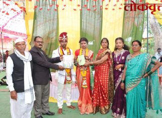 संविधानाच्या भेटीने विवाह सोहळा ठरला सामाजिक संदेशाचा प्रसारक