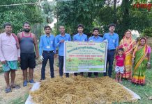 चित्तरंजनपूर येथे कृषी विद्यार्थ्यांनी दिले वैरणीवरील युरिया प्रक्रियेचे धडे