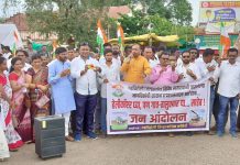 फडणवीसांच्या हवाई दौर्यावर काँग्रेसचा टोला – ‘हेलिकॉप्टर घ्या, पण गावात या’