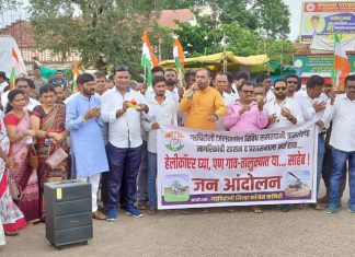 फडणवीसांच्या हवाई दौर्यावर काँग्रेसचा टोला – ‘हेलिकॉप्टर घ्या, पण गावात या’