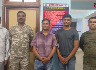 पुलावरून वाहून जात असलेल्या व्यक्तीला पोलिसांनी दिला नवजीव!