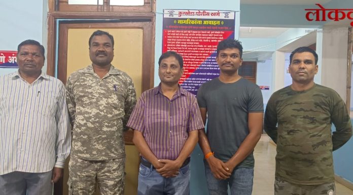 पुलावरून वाहून जात असलेल्या व्यक्तीला पोलिसांनी दिला नवजीव!