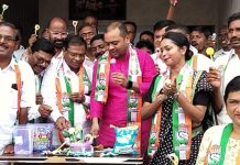 फडणवीस फक्त लॉलीपॉप देतात, प्रश्न सोडवत नाहीत! – काँग्रेसचा वाढदिवसाच्या दिवशी जोरदार हल्ला