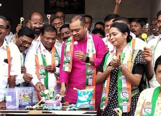 फडणवीस फक्त लॉलीपॉप देतात, प्रश्न सोडवत नाहीत! – काँग्रेसचा वाढदिवसाच्या दिवशी जोरदार हल्ला