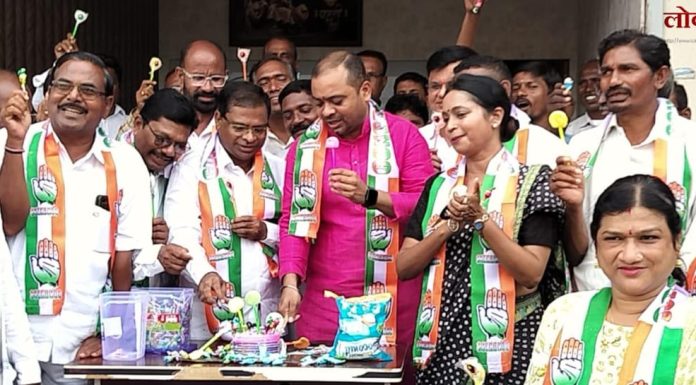 फडणवीस फक्त लॉलीपॉप देतात, प्रश्न सोडवत नाहीत! – काँग्रेसचा वाढदिवसाच्या दिवशी जोरदार हल्ला