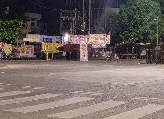 ट्रॅफिक सिग्नलही नाही सोडले : गडचिरोलीत बिनधास्त बॅनरबाजी, प्रशासन गाढ झोपेत