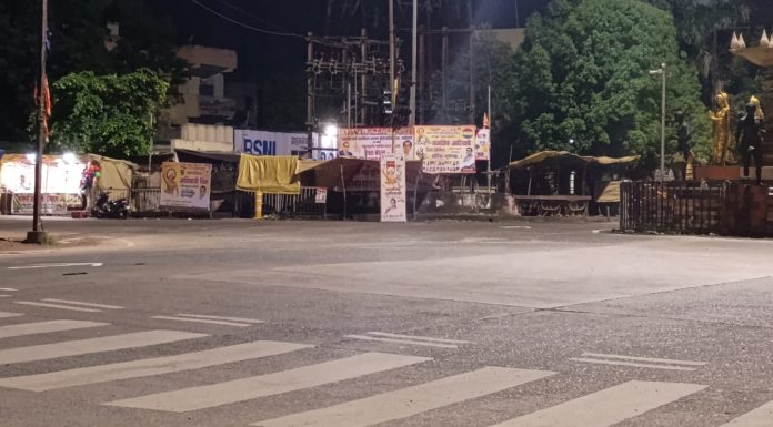 ट्रॅफिक सिग्नलही नाही सोडले : गडचिरोलीत बिनधास्त बॅनरबाजी, प्रशासन गाढ झोपेत