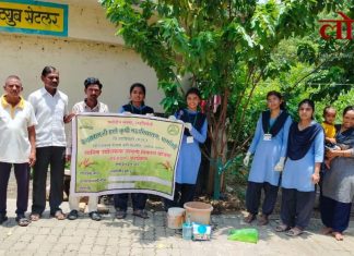 शेतकऱ्यांना बोर्डो मिश्रणाचे प्रात्यक्षिक ; पिक संरक्षणासाठी ग्रामीण कृषी कार्यानुभव कार्यक्रम