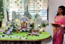 गडचिरोलीत घरगुती बाप्पाचा अनोखा देखावा : नक्षलमुक्त गडचिरोली आणि विकासाचा संदेश