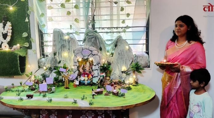 गडचिरोलीत घरगुती बाप्पाचा अनोखा देखावा : नक्षलमुक्त गडचिरोली आणि विकासाचा संदेश