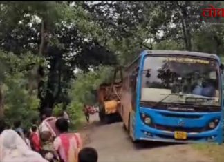 गट्टा–सुरजागड रस्ता प्रवाशांसाठी ‘मृत्यूचा सापळा’; बसचे चाक रुतले, मोठा अपघात टळला