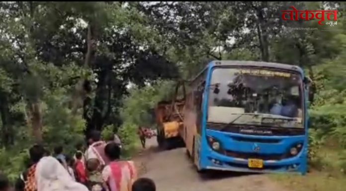 गट्टा–सुरजागड रस्ता प्रवाशांसाठी ‘मृत्यूचा सापळा’; बसचे चाक रुतले, मोठा अपघात टळला