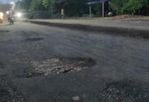 गडचिरोली – आरमोरी मार्गावरील खड्ड्यांमुळे नागरिक त्रस्त ;