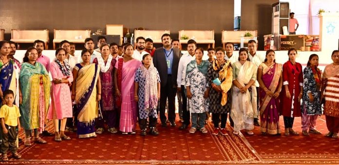 शरणागती पत्करलेल्या माओवाद्यांना रोजगार देणाऱ्या लॉयड्स मेटल्सचे मुख्यमंत्र्यांकडून कौतुक