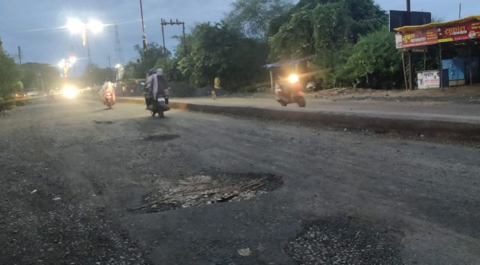 गडचिरोली-आरमोरी महामार्गावरील अपघात प्रकरणी अभियंत्यांना ‘कारणे दाखवा’ नोटीस