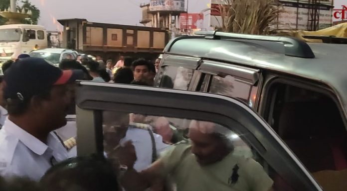 गडचिरोली : इंदिरा गांधी चौकात भीषण अपघात, स्कॉर्पिओने दुचाकीस्वह ओढत नेले