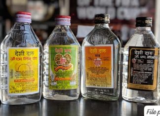 गडचिरोली : माजी जिल्हा परिषद अध्यक्षांच्या घरी दारूचा महापूर, पोलिसांची पहाटेची धडक कारवाई