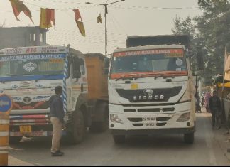 मुख्य चौक ठप्प! इंदिरा गांधी चौकात रात्रभर लोहखनिज ट्रॅक फेल