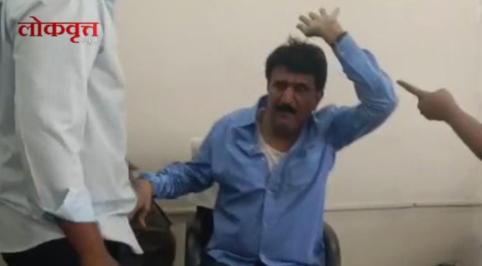 विद्यार्थिनीसोबत अश्लील चॅटिंगचा आरोप ; संतप्त विद्यार्थ्यांकडून प्राध्यापकाला चोप