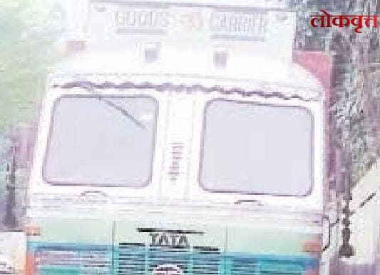 सूरजागडहून जाणाऱ्या भरधाव ओव्हरलोड ट्रकची दुचाकीला धडक; महिलेचा जागीच मृत्यू, पती गंभीर