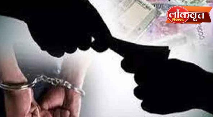 ऑनलाईन ७/१२ साठी ५०० रुपयांची लाच घेताना महिला तलाठी रंगेहात अटकेत
