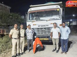 पहाटेची कारवाई : कुंडलवाडीत अवैध वाळू वाहतूक करणारा हायवा जप्त, २५.३० लाखांचा मुद्देमाल ताब्यात