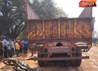 लोहखनिज वाहतुकीमध्ये असलेल्या ट्रकची दुचाकीला धडक : एक ठार, एक जखमी