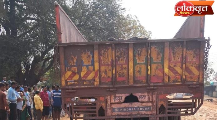 लोहखनिज वाहतुकीमध्ये असलेल्या ट्रकची दुचाकीला धडक : एक ठार, एक जखमी