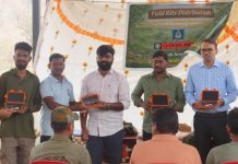 कमलापूर हत्ती कॅम्पमध्ये लॉइड्स मेटल्सकडून वन्यजीव रक्षकांना फील्ड किट्सचे वितरण