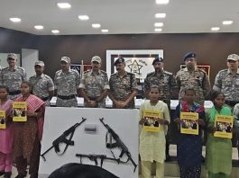 9 वरिष्ठ माओवाद्यांचे आत्मसमर्पण : गडचिरोलीत माओवादी चळवळीला मोठा धक्का