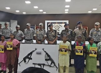 9 वरिष्ठ माओवाद्यांचे आत्मसमर्पण : गडचिरोलीत माओवादी चळवळीला मोठा धक्का