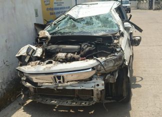 भरधाव कारचा टायर फुटून भीषण अपघात