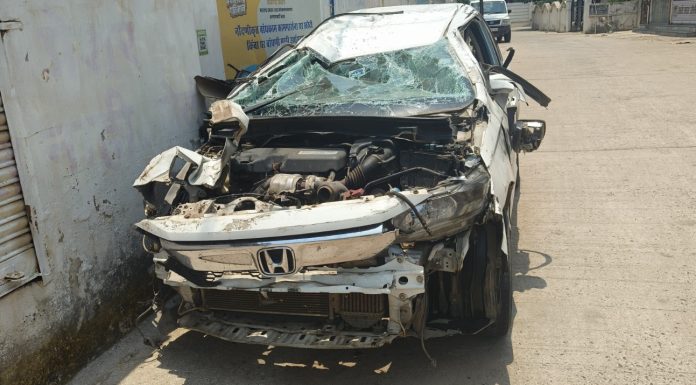 भरधाव कारचा टायर फुटून भीषण अपघात