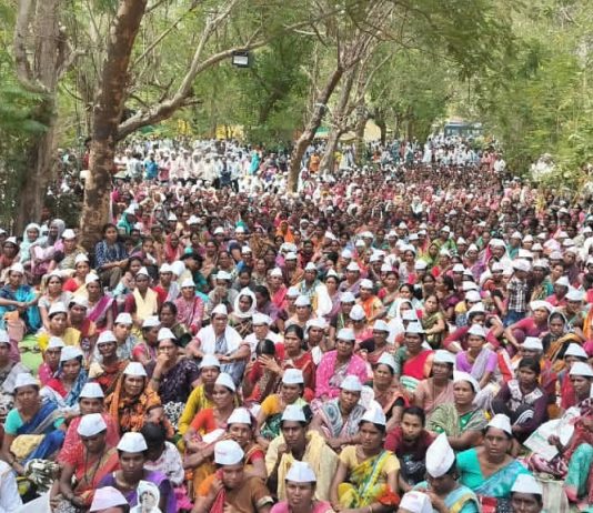 जमीन अधिग्रहनाविरोधात हजारो शेतकऱ्यांचा बैल-बंडी घेऊन जिल्हाधिकारी कार्याल्यासमोर ठिय्या आंदोलन